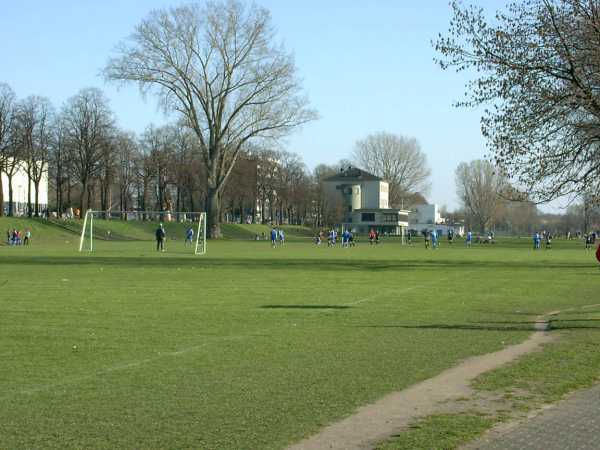 Poller Wiesen - Fussballpltze bei Normalwasser und Sonnenschein