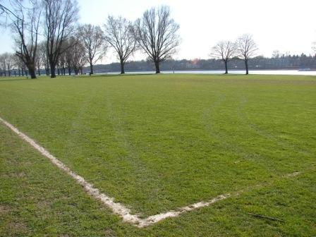 Poller Wiesen - Fussballpltze bei Normalwasser und Sonnenschein